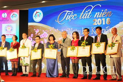 Phó Chủ tịch thường trực HHDLVN Vũ Thế Bình trao bằng khen của HHDLVN cho 4 tập thể và 5 cá nhân của CTC đã có thành tích tham gia tích cực các hoạt động của HHDLVN trong năm 2018, đóng góp cho sự phát triển của ngành Du lịch Việt Nam 